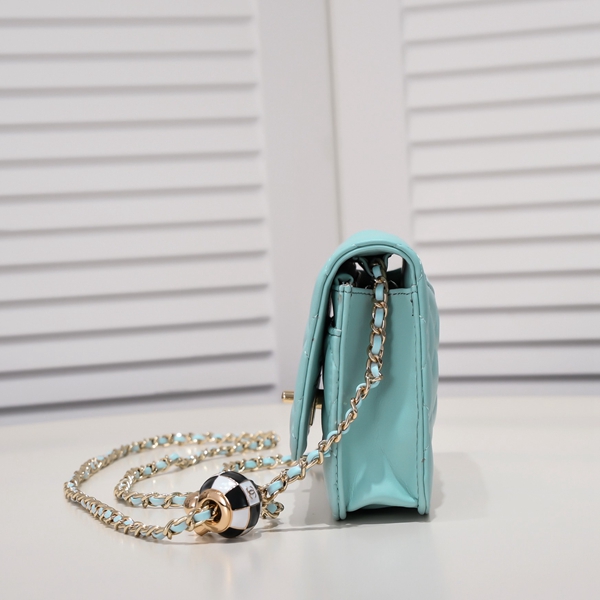 シャネルバッグ背面デザイン